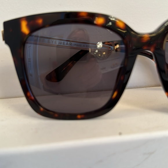 Gorgeous sunglasses! - Picture 4 of 4